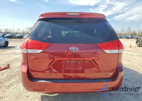 2013 Toyota Sienna Le z USA, uszkodzony, nr VIN 5TDKK3DC4DS304024